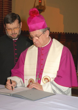 Ksiądz Arcybiskup w obecności Kanclerza Kurii podpisuje dokument zakończenia procesu 