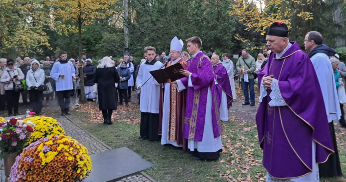 Dzień Zaduszny - modlitwa za zmarłych kapłanów